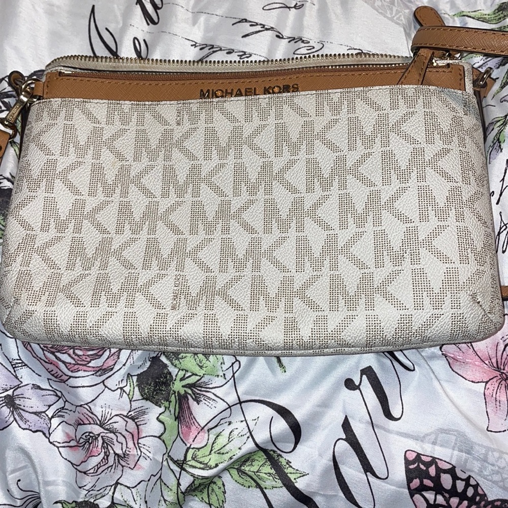 WHITE MK CROSS BODY WITH BROWN WRISTLET